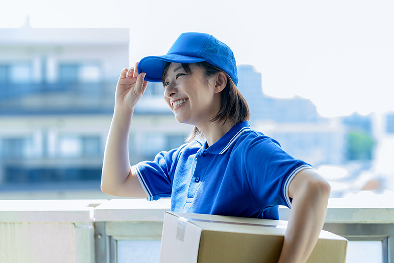 宅配を届けにきた女性配達員