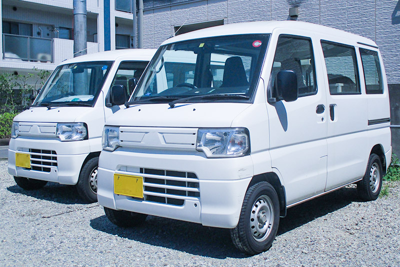 並んで駐車されている軽トラック