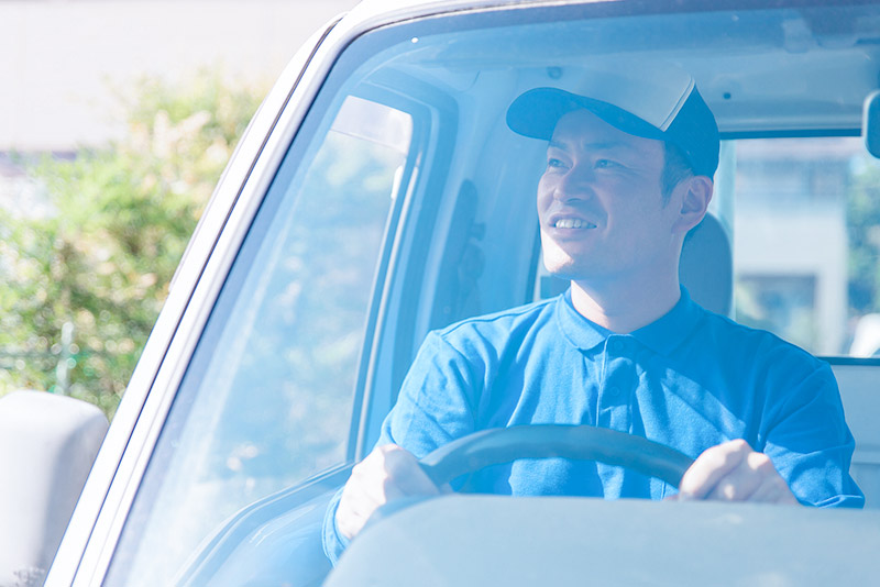 男性ドライバーが運転している様子